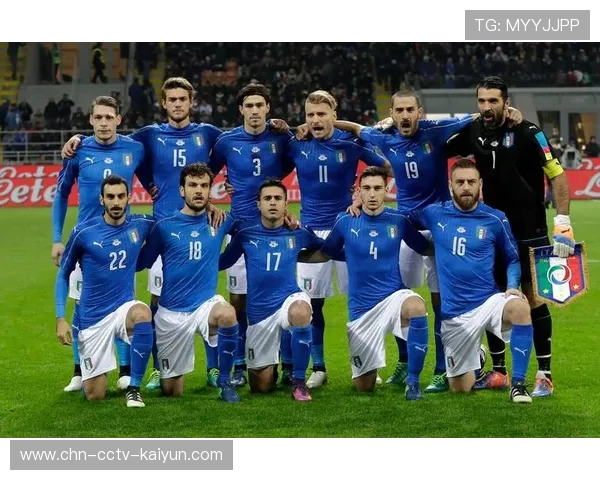 意大利前锋斯卡马卡头球破门，高中锋战术生效